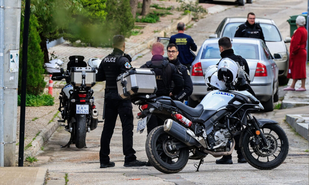 Δεν πίστευαν στα αυτιά τους οι αστυνομικοί με αυτό που τους είπε ο πατροκτόνος της Γλυφάδας – Τους είπε πως αν τον αφήσουν ελεύθερο θα πάει να σκοτώσει αυτούς τους δύο…