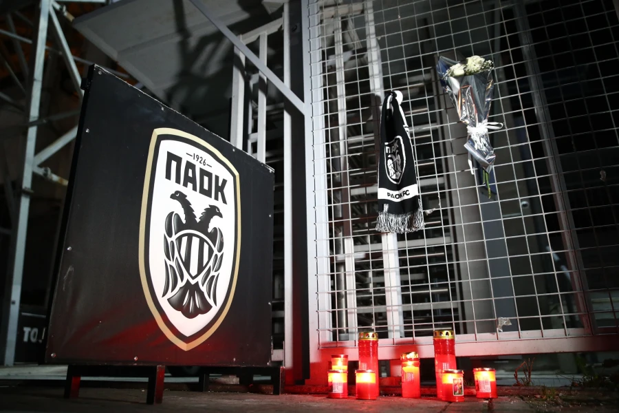 Θρήνος στην Τούμπα: Λουλούδια, κεριά και κασκόλ αφήνουν φίλαθλοι στη μνήμη των 7 οπαδών που σκοτώθηκαν στη Ρουμανία