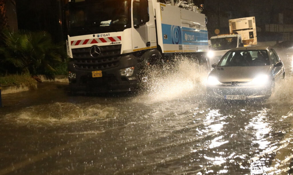 Νεκρή γυναίκα στη Γλυφάδα από την κακοκαιρία