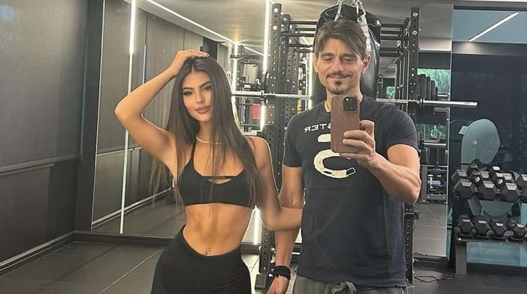 Όλο το Tik Tok μιλάει για την Δέσποινα Γιαννακοπούλου: Ανέβασε βίντεο να χορεύει Πάολα, ντυμένη έτσι και κρατώντας στο χέρι…αυτό