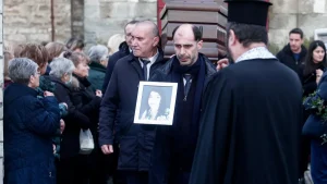 «Βιολάντα»: Ολοκληρώθηκε η κηδεία της 65χρονης Αγάπης – «Δεν έμεινε τίποτα», είπε ο γιος της