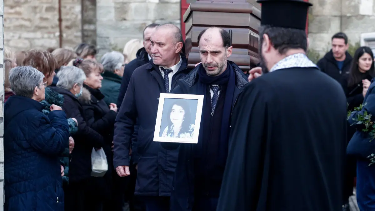 «Βιολάντα»: Ολοκληρώθηκε η κηδεία της 65χρονης Αγάπης – «Δεν έμεινε τίποτα», είπε ο γιος της