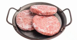 Ανακαλούνται μπιφτέκια με επικίνδυνο βακτήριο – Μπορεί να προκαλέσουν ακόμη και νεφρική ανεπάρκεια