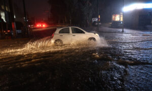 Βυθίστηκαν αυτοκίνητα στη Σπύρου Λούη: Φρεάτια ξεχείλισαν από την έντονη βροχόπτωση