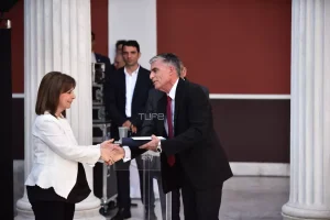 Νίκος Ευαγγελάτος: Τιμήθηκε με βραβείο για την πρόσφορα του στην ειδησιογραφία