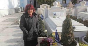 Αuτή η γυναίκα φροντίζει καθημερινά τον τάφο του Αρχιεπισκόπου Χριστόδουλου εδώ και 16 χρόνια