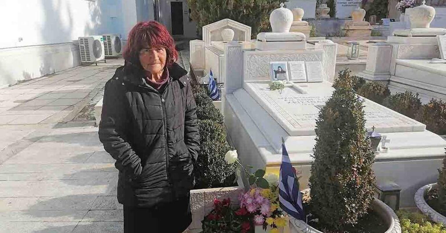 Αuτή η γυναίκα φροντίζει καθημερινά τον τάφο του Αρχιεπισκόπου Χριστόδουλου εδώ και 16 χρόνια