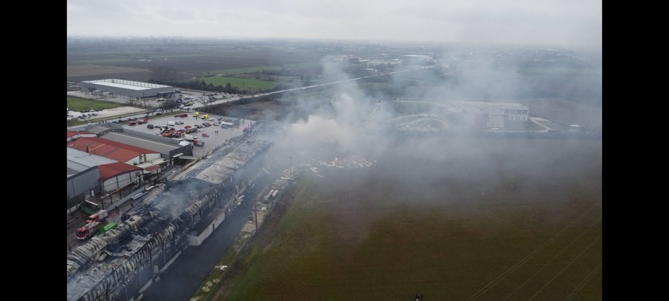 Τραγωδία στη «Βιολάντα»: Στάχτη το εργοστάσιο, θρήνος για τα θύματα – Σοκάρουν οι εικόνες καταστροφής από drone