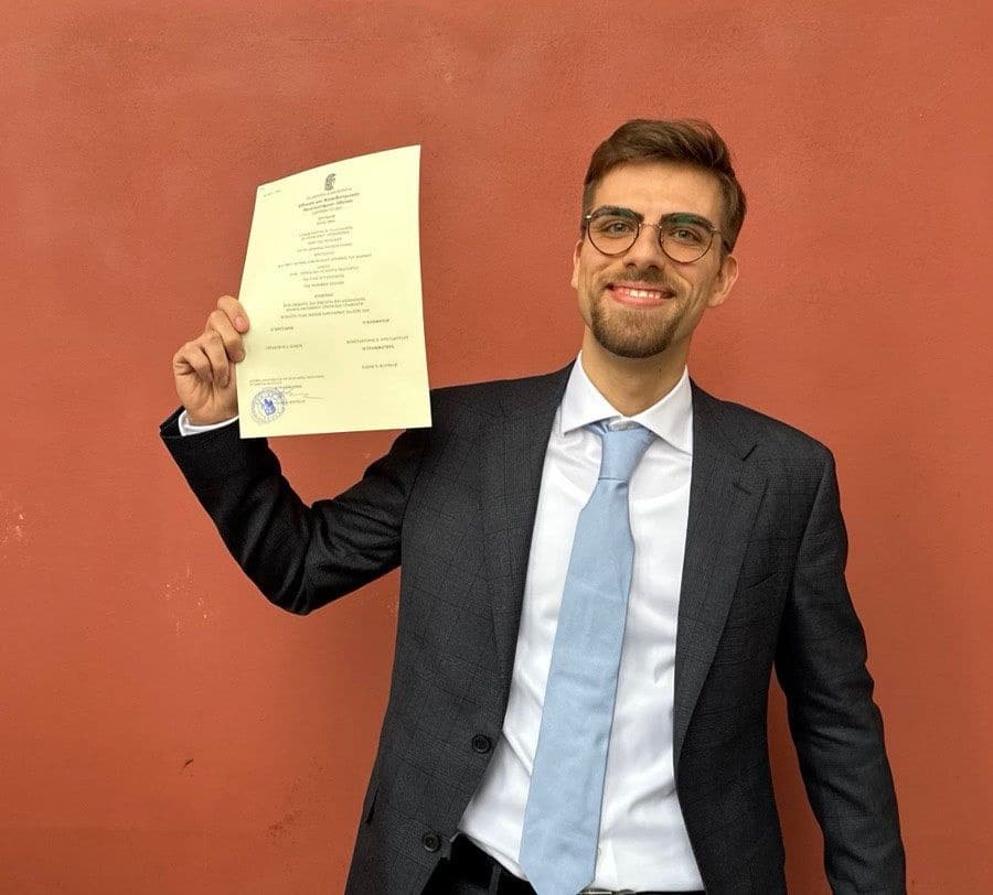 O Μάνος Γιαλιαδάκης αποφοίτησε με 9,8 από τη Νομική Αθηνών: Τον υψηλότερο βαθμό που έχει απονεμηθεί – Δούλευε τα καλοκαίρια ως ταξιτζής