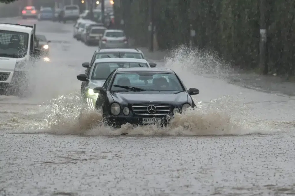 «Ποτάμια» οι δρόμοι στην Αττική – Πώς θα κινηθεί η κακοκαιρία τις επόμενες ώρες