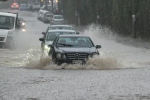 «Ποτάμια» οι δρόμοι στην Αττική – Πώς θα κινηθεί η κακοκαιρία τις επόμενες ώρες