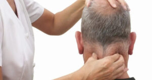 Ο συχνός πόνος στο πίσω μέρος του κεφαλιού συνδέεται με σημαντικό θέμα υγείας: Τι πρέπει να ξέρετε οπωσδήποτε