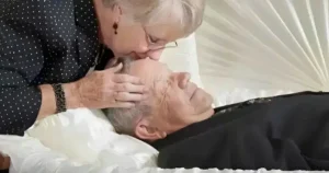 Συνέπειες του να φιλήσετε έναν νεκρό άνθρωπο: Tι πρέπει να γνωρίζετε