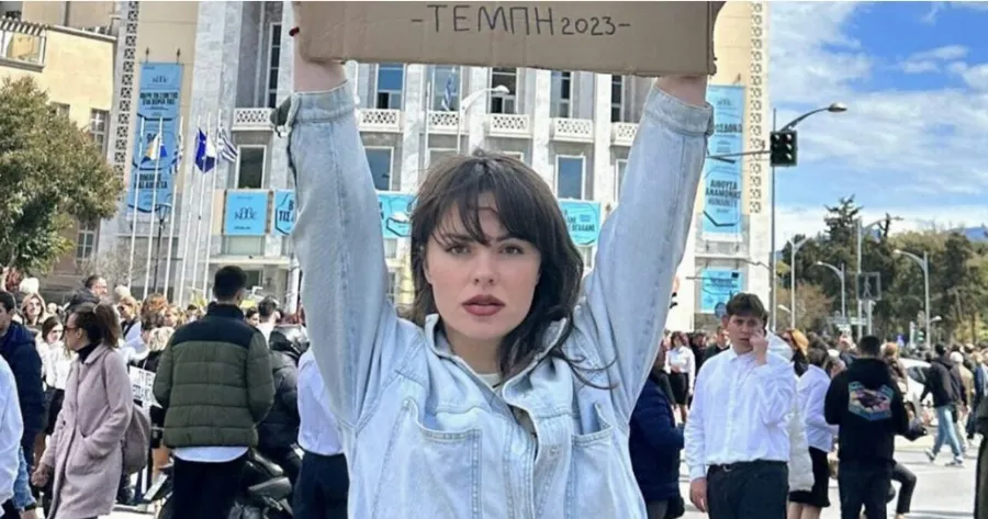 Τέμπη: Συγκλόνισε η επıζήσασα Ευδοκία Τσαγκλή παρέλασε με πανó που κανείς άλλος δεν θα τολμούσε να κρατńσει