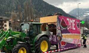 ΕΚΤΑΚΤΟ ΤΩΡΑ – ΕΚΡΗΞΗ ΣΕ ΚΑΡΝΑΒΑΛΙΚΗ ΕΚΔΗΛΩΣΗ – ΑΝΑΦΟΡΕΣ ΓΙΑ ΤΡΑΥΜΑΤΙΕΣ ΚΑΙ…