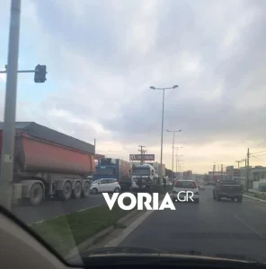 Καραμπόλα οχημάτων – Κλειστά τα δύο ρεύματα