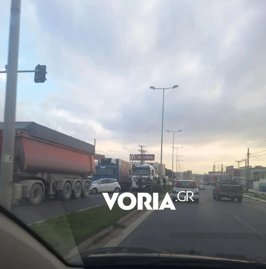 Καραμπόλα οχημάτων – Κλειστά τα δύο ρεύματα