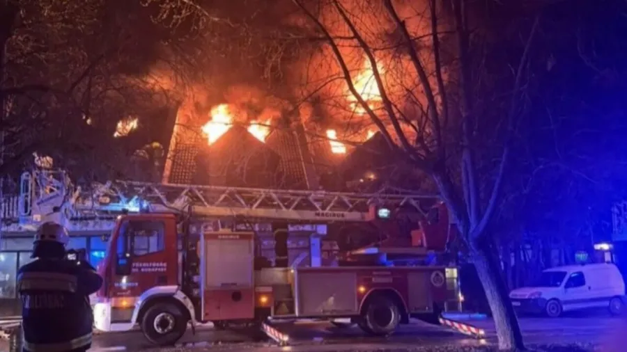 NEKPOI 3 ΕΡΓΑΤΕΣ: ΞΕΣΠΑΣΕ TEPAΣTIA ΦΩΤΙΑ - KATEPPEYΣE Η ΟΡΟΦΗ ΤΟΥ ΚΤΙΡΙΟΥ ΚΑΙ ΤΟΥΣ ΠΛAKΩΣE