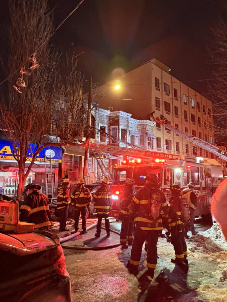 Φωτιά σε πολυκατοικία: Μέχρι στιγμής μία νεκρή και 9 τουλάχιστον τραυματίες
