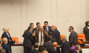 ΕΚΤΑΚΤΟ ΤΩΡΑ – ΧΑΟΣ ΣΤΗ ΒΟΥΛΗ – ΠΙΑΣΤΗΚΑΝ ΣΤΑ ΧΕΡΙΑ ΒΟΥΛΕΥΤΕΣ