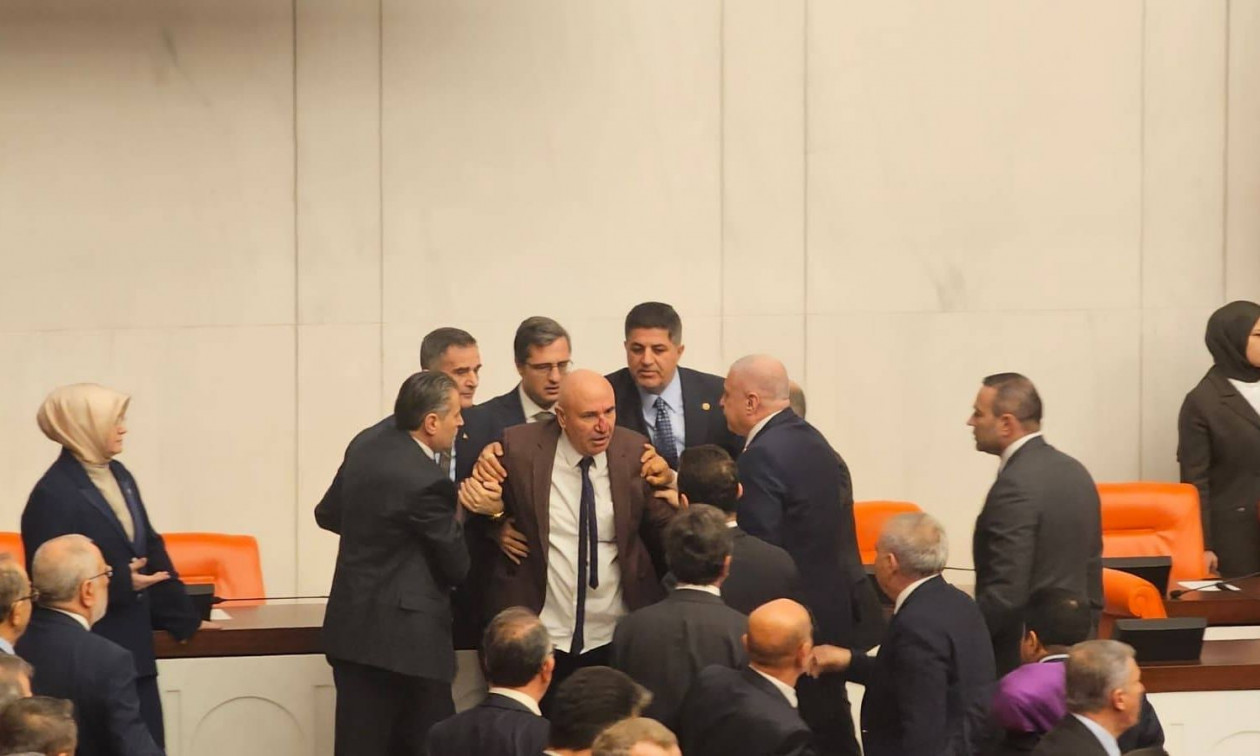 ΕΚΤΑΚΤΟ ΤΩΡΑ – ΧΑΟΣ ΣΤΗ ΒΟΥΛΗ – ΠΙΑΣΤΗΚΑΝ ΣΤΑ ΧΕΡΙΑ ΒΟΥΛΕΥΤΕΣ