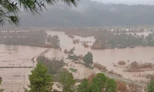ΥΠΕΡΧΕΙΛΙΣΕ ΤΟ ΠΟΤΑΜΙ – «ΠΝΙΓΕΤΑΙ» ΠΑΣΙΓΝΩΣΤΗ ΠΟΛΗ ΤΗΣ ΕΛΛΑΔΑΣ – ΠΛΗΜΜΥΡΙΖΟΥΝ ΣΠΙΤΙΑ – ΣΕ ΑΠΟΓΝΩΣΗ ΟΙ ΚΑΤΟΙΚΟΙ