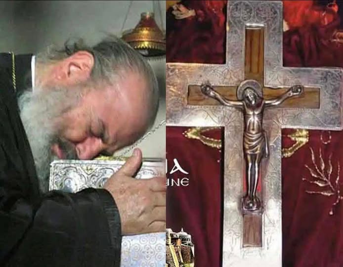 Όταν ο Αρχιεπίσκοπος Χριστόδουλος έπιασε τον Τίμιο Σταυρό και ευωδίαζε – Μαρτυρία στην Εκκλησία του Λυκαβηττού