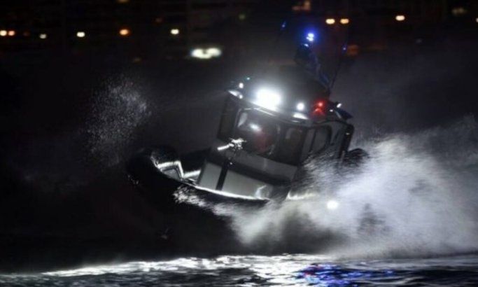 Χίος: Σοβαρό επεισόδιο μεταξύ διακινητών μεταναστών και πληρώματος του λιμενικού σώματος – Αναφορές για θύματα