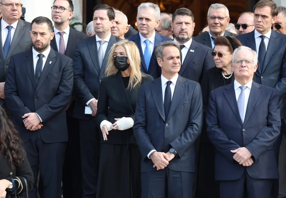 Χαμός στην Μητρόπολη Αθηνών με την εμφάνιση της Μαρέβα Μητσοτάκη – Εμφανίστηκε έτσι στην κηδεία της Αρβελέρ και όλοι σχολίασαν το ίδιο