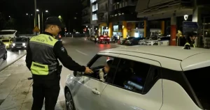 ΤΣΙΛΙΑΔΟΡΟΙ ΠΡΟΕΙΔΟΠΟΙΟΥΝ ΟΔΗΓΟΥΣ ΓΙΑ ΑΛΚΟΤΕΣΤ ΚΑΙ ΜΕ 20 ΕΥΡΩ ΠΕΡΝΟΥΝ ΤΑ ΑΥΤΟΚΙΝΗΤΑ ΑΠΟ ΤΑ ΜΠΛΟΚΑ