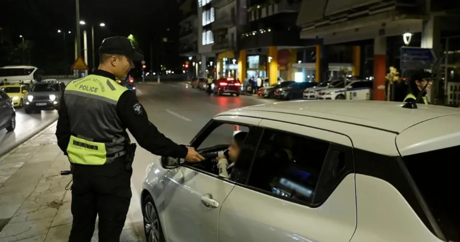 ΤΣΙΛΙΑΔΟΡΟΙ ΠΡΟΕΙΔΟΠΟΙΟΥΝ ΟΔΗΓΟΥΣ ΓΙΑ ΑΛΚΟΤΕΣΤ ΚΑΙ ΜΕ 20 ΕΥΡΩ ΠΕΡΝΟΥΝ ΤΑ ΑΥΤΟΚΙΝΗΤΑ ΑΠΟ ΤΑ ΜΠΛΟΚΑ