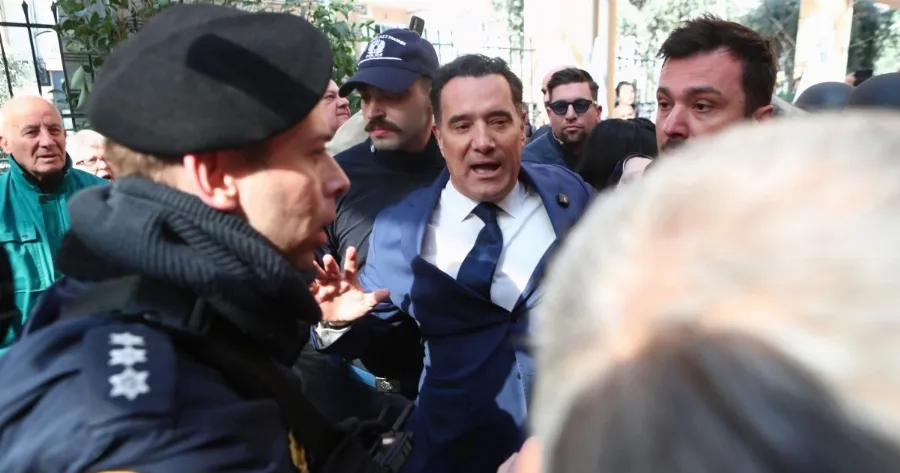 ΑΠΙΣΤΕΥΤΕΣ ΕΙΚΟΝΕΣ: ΕΡΓΑΖΟΜΕΝΟΙ ΠΗΓΑΝ «ΣΗΚΩΤΟ» ΤΟΝ ΑΔΩΝΙ ΓΕΩΡΓΙΑΔΗ ΣΤΟ ΚΡΑΤΙΚΟ ΝΙΚΑΙΑΣ