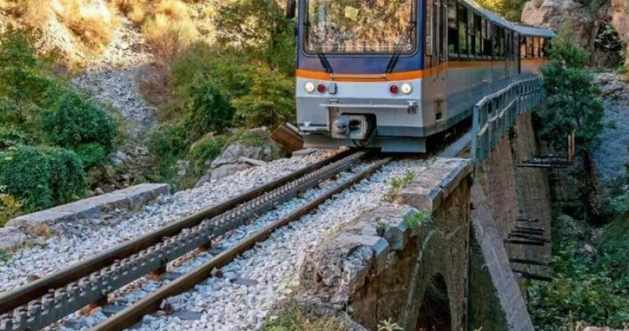 Έχουμε 77 εγκλωβισμένους τώρα – Τεράστια κινητοποίηση της πυροσβεστικής