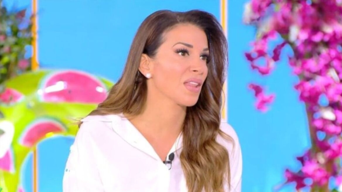 «Έτσι είμαι κανονικά»: Η Ελένη Χατζίδου βγάζει για πρώτη φορά την περούκα και δείχνει πως είναι με τα δικά της μαλλιά