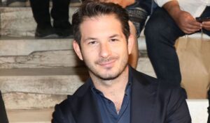 Μόλις το αποκάλυψε πασίγνωστος τραγουδιστής δημόσια: «Είμαι γκέι, ανακουφισμένος, χαρούμενος και περήφανος»