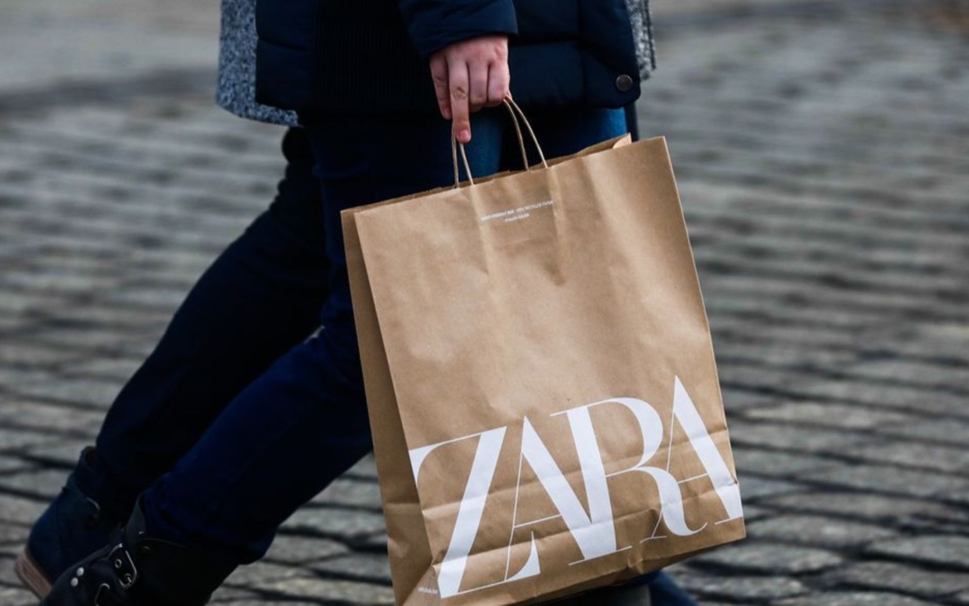 Η μόνη καμπαρντίνα που χρειάζεσαι για την άνοιξη σε περιμένει στα Zara