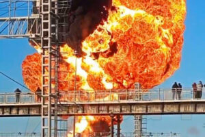 Συναγερμός τώρα: Εκτροχιάστηκε τρένο που μετέφερε καύσιμα – Αναφορές για τραυματίες