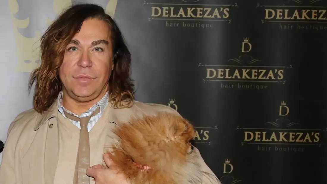 ΣΟΚ: ΣΚΟΤΩΘΗΚΕ ΣΤΑ ΠΑΡΑΣΚΗΝΙΑ ΤΟΥ J2US – EΠΕΣΕ ΑΠΟ ΣΚΑΛΩΣΙΑ ΚΑΙ ΠΕΘΑΝΕ ΑΚΑΡΙΑΙΑ