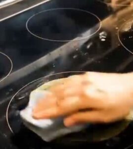 Η γυάλινη εστία μου είναι βρώμικη και γρατζουνισμένη. Πώς μπορώ να τη φτιάξω;