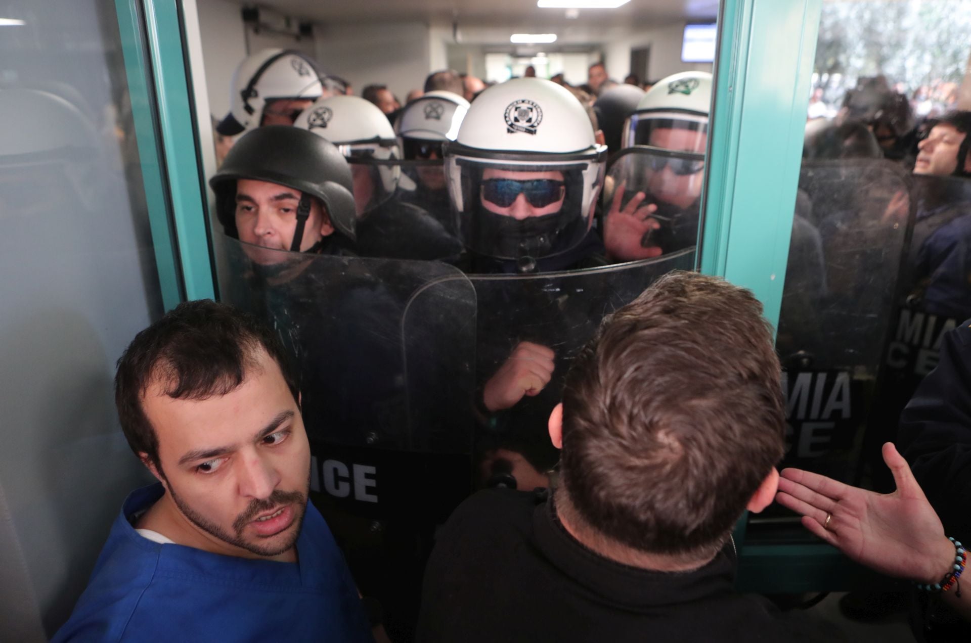 Νοσοκομείο Νίκαιας: Η αστυνομική συνοδεία Γεωργιάδη χτύπησε εργαζομένους