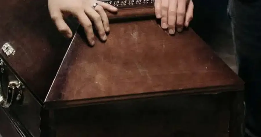 Θρίλερ σε νεκροταφείο στην Πάτρα: Πήγαν για την εκταφή της μαμάς τους και “πάγωσαν” μόλις άνοιξε ο τάφος