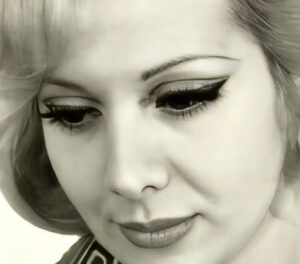 Η παρουσιάστρια θρύλος της ΕΡΤ: Η παρουσία της στην ΕΡΤ σφράγισε τις δεκαετίες ’70 και 80 – Ξεχώριζε για την ωραία άρθρωση και το αριστοκρατικό στιλ της.