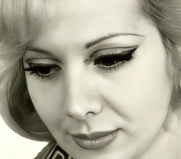 Η παρουσιάστρια θρύλος της ΕΡΤ: Η παρουσία της στην ΕΡΤ σφράγισε τις δεκαετίες ’70 και 80 – Ξεχώριζε για την ωραία άρθρωση και το αριστοκρατικό στιλ της.