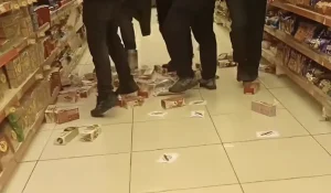 Νεαροί ποδοπάτησαν μπισκότα «Βιολάντα» σε σούπερ μάρκετ – Τρικάκια και συνθήματα