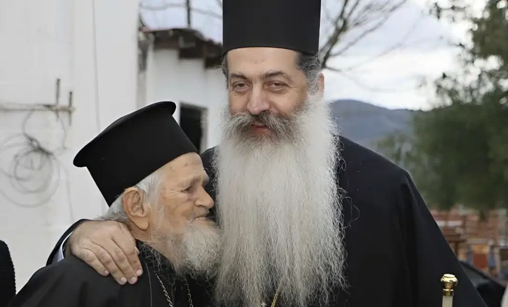 Ιερέας έκλεισε τα 100 και συνεχίζει να λειτουργεί στην ενορία του – Η υπόσχεση του Μητροπολίτη