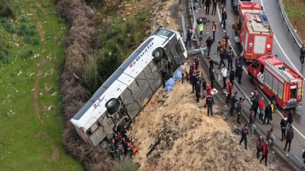 ΤΡΟΧΑΙΟ ΜΕ ΑΝΑΤΡΟΠΗ ΛΕΩΦΟΡΕΙΟΥ – ΔΥΣΤΥΧΩΣ ΕΧΟΥΜΕ ΝΕΚΡΟΥΣ