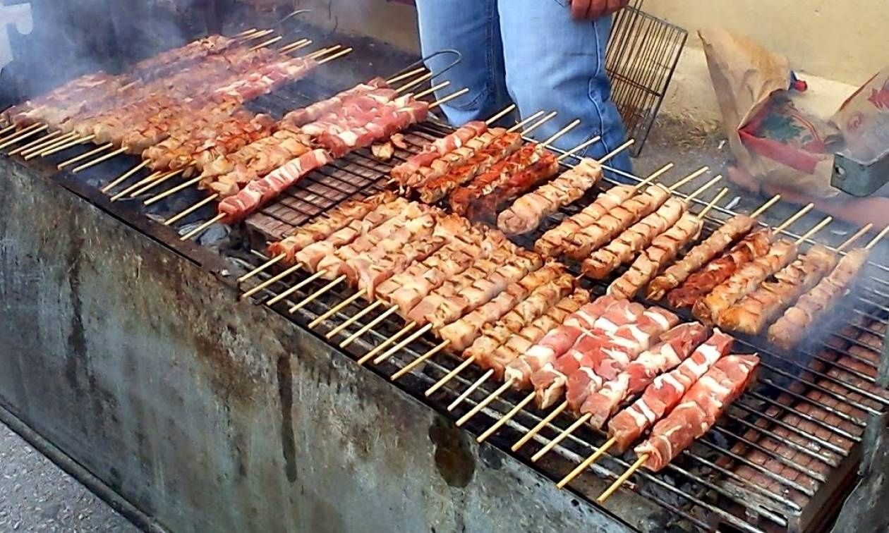 Τσικνοπέμπτη: Ψησταριά στο μπαλκόνι; – Τι λέει ο νόμος και τι κυρώσεις μπορεί να δεχθεί ο ψήστης
