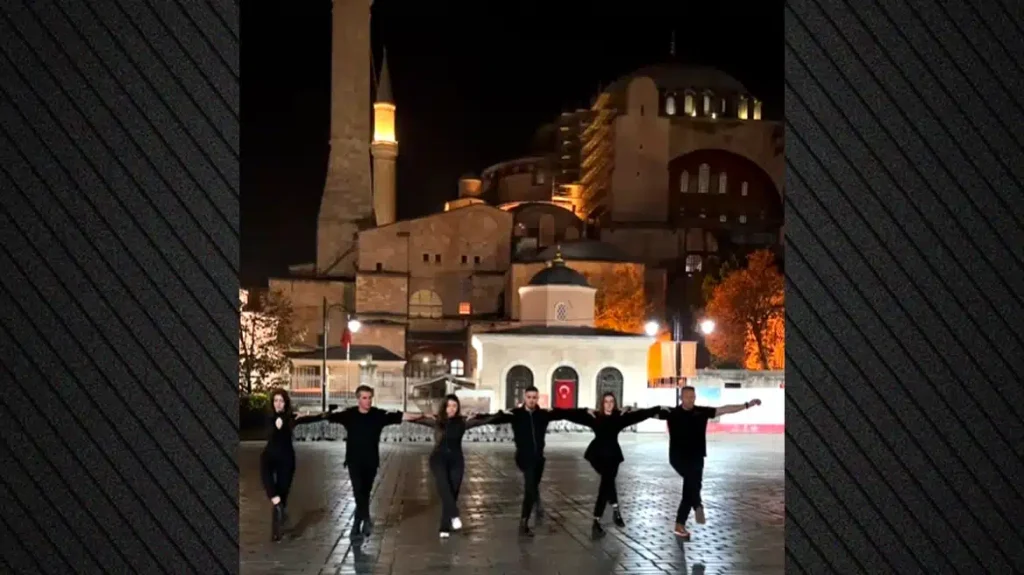 Έλληνες χόρεψαν «Τ’ άγια χώματα της Πόλης» μπροστά από την Αγία Σοφία