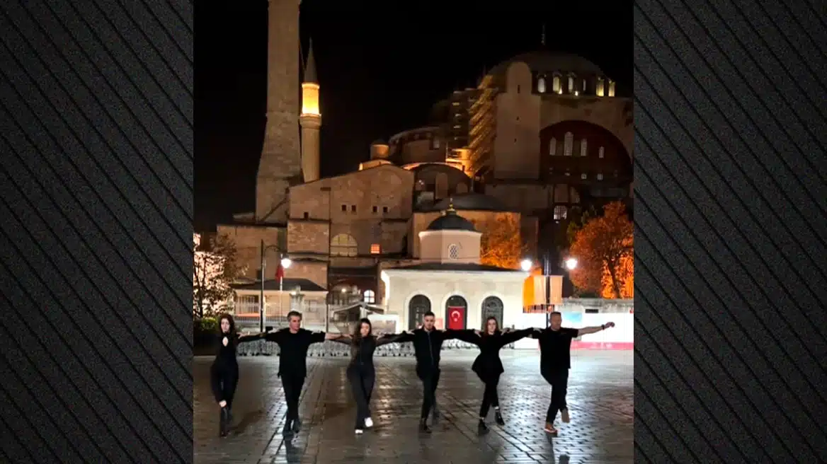 Έλληνες χόρεψαν «Τ’ άγια χώματα της Πόλης» μπροστά από την Αγία Σοφία