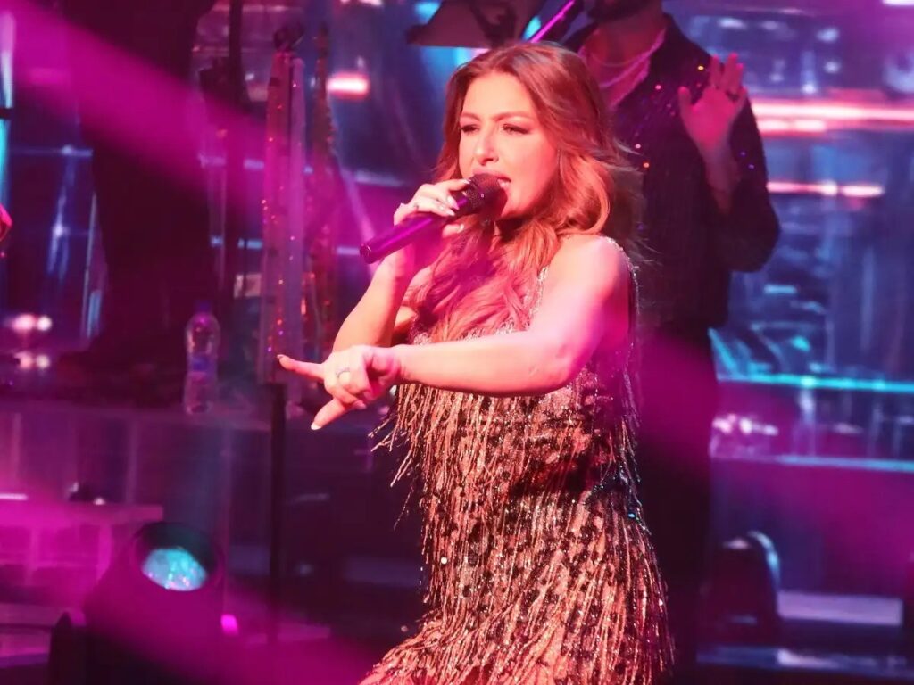 Έλενα Παπαρίζου: Η 1η εμφάνιση μετά την περιπέτεια υγείας της – Με περούκα η τραγουδίστρια και αγνώριστη